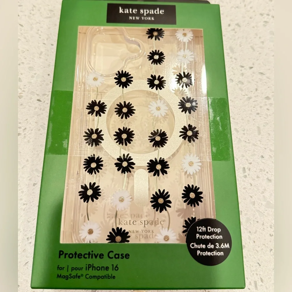 NIB🌼♠️Kate Spade♠️🌼 iPhone 16 in black & white daisy chain case